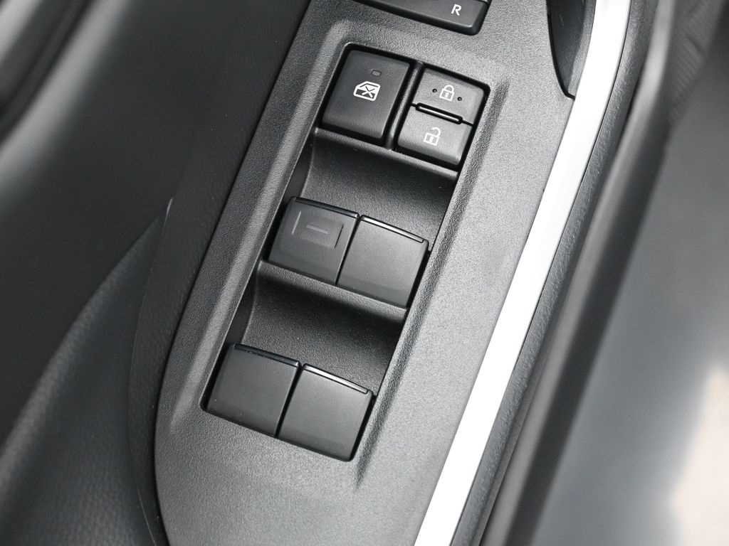 2022 Toyota RAV4 LE photo 10