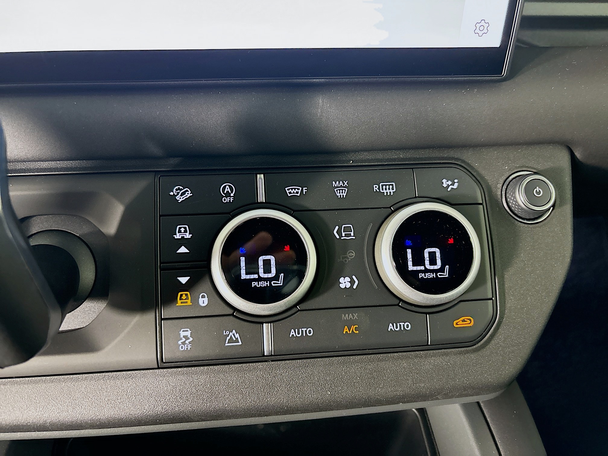2025 Land Rover Defender 110 S photo 12