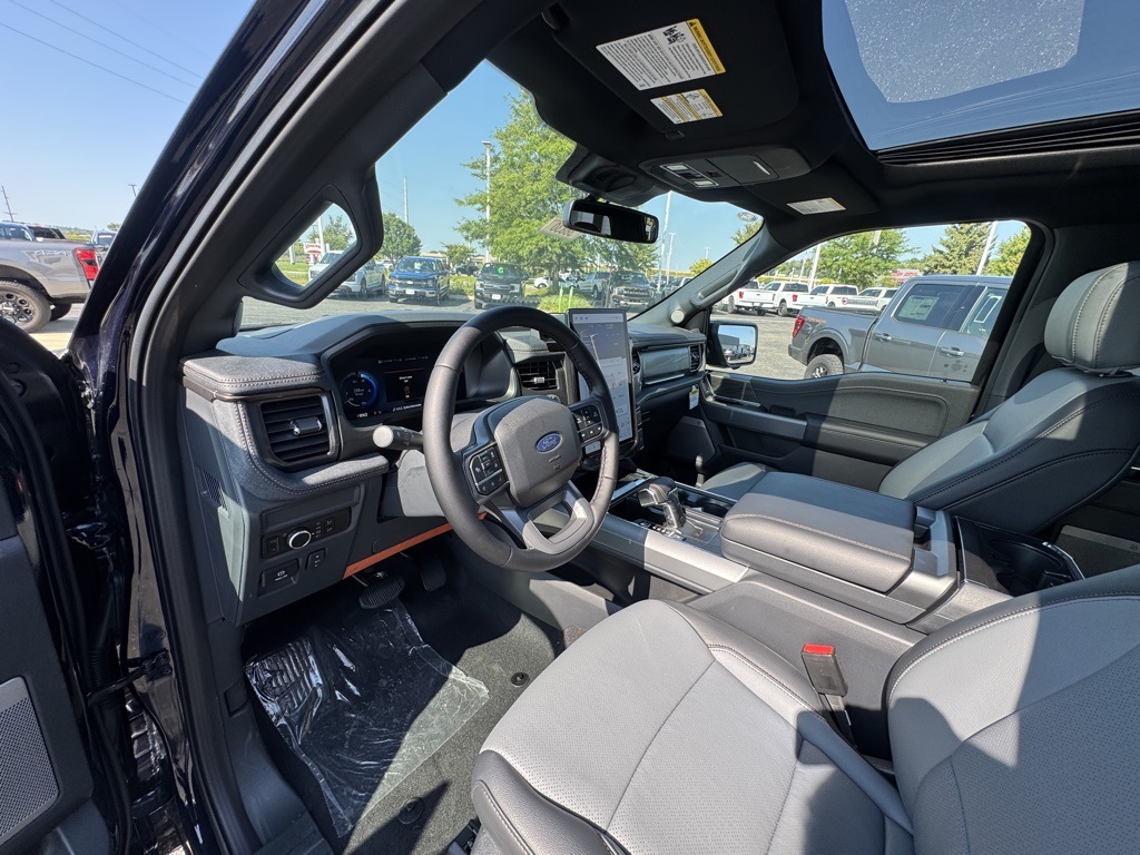 2025 Ford F-150 Lightning Lariat photo 8