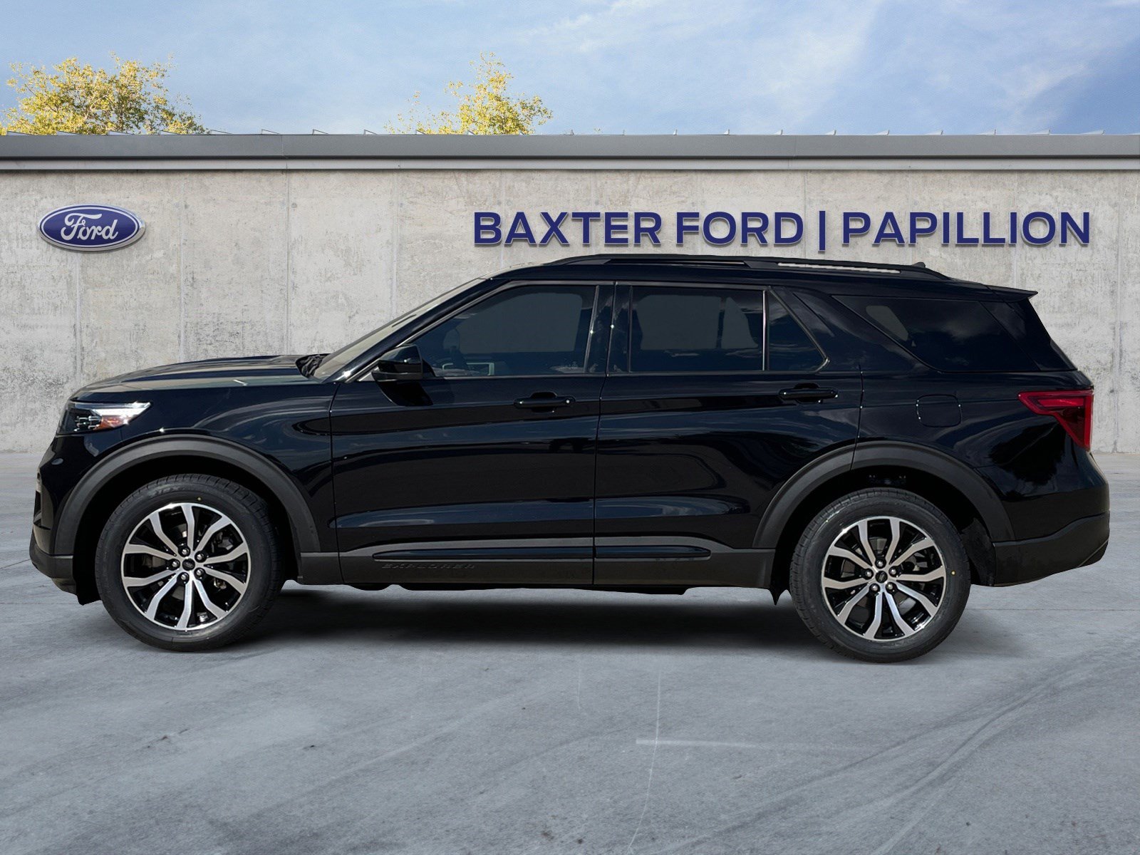 2022 Ford Explorer ST photo 2