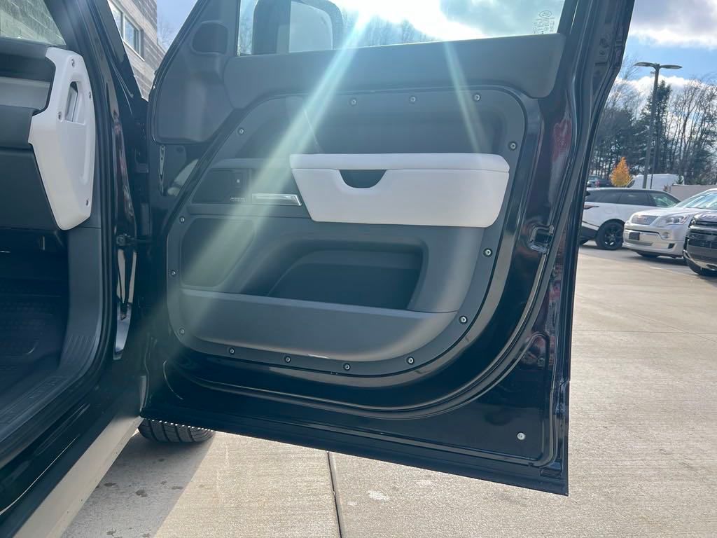 2025 Land Rover Defender 130 X-Dynamic SE photo 11