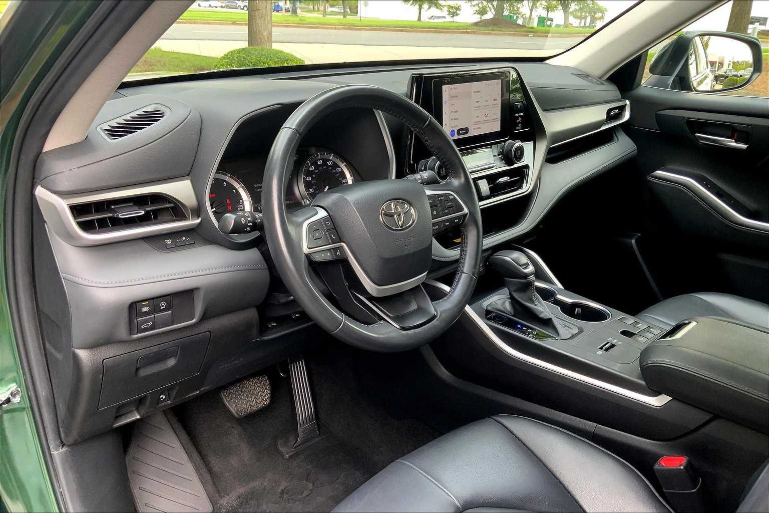 2024 Toyota Highlander XLE photo 16