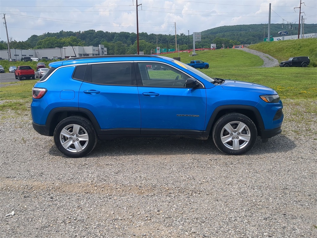 2022 Jeep Compass Latitude photo 2