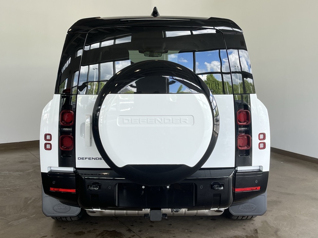 2025 Land Rover Defender 130 X-Dynamic SE photo 10