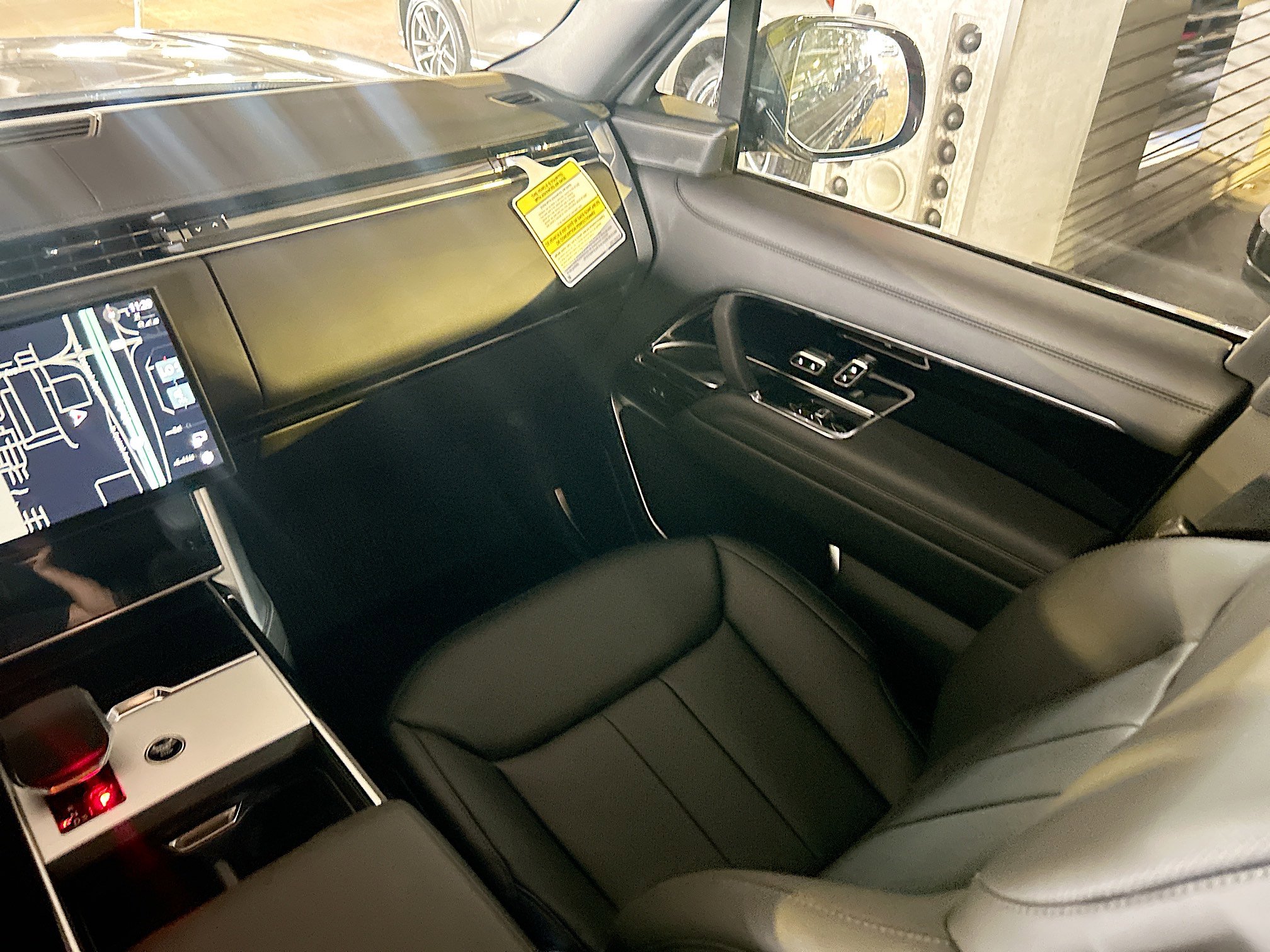 2025 Land Rover Range Rover SE photo 11