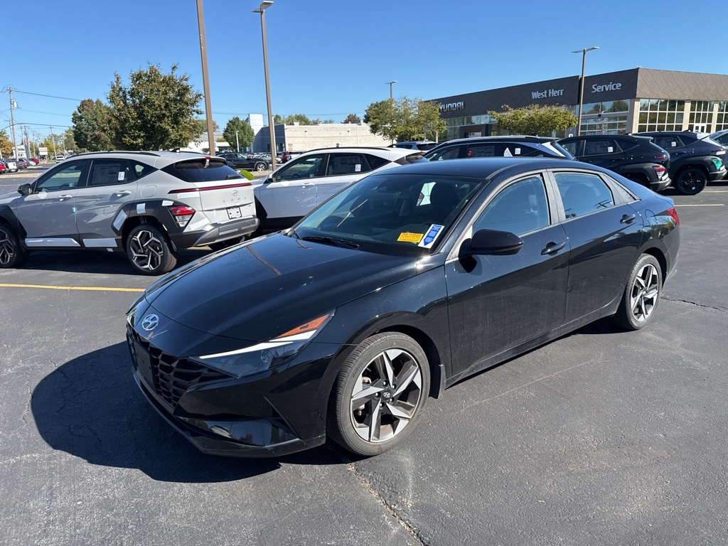 2023 Hyundai Elantra SEL photo 7