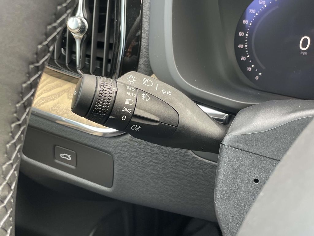 2026 Volvo XC60 B5 Core photo 13