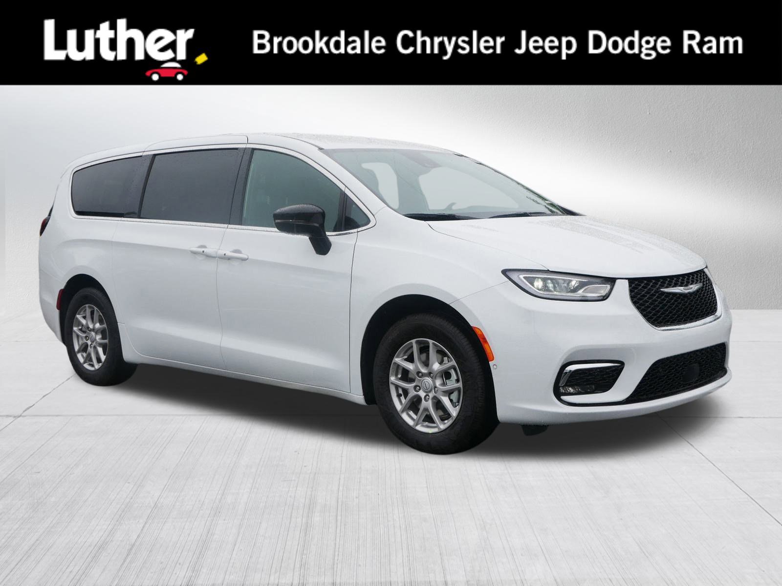 2026 Chrysler Pacifica Select's photo