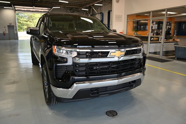 2025 Chevrolet Silverado 1500 LT photo 2