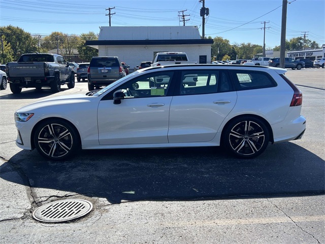 2019 Volvo V60 T6 R-Design photo 2