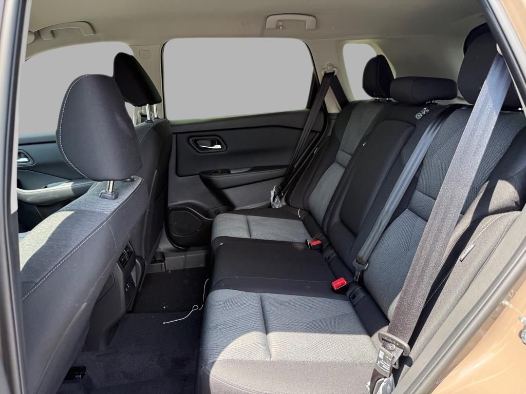 2025 Nissan Rogue SV photo 18
