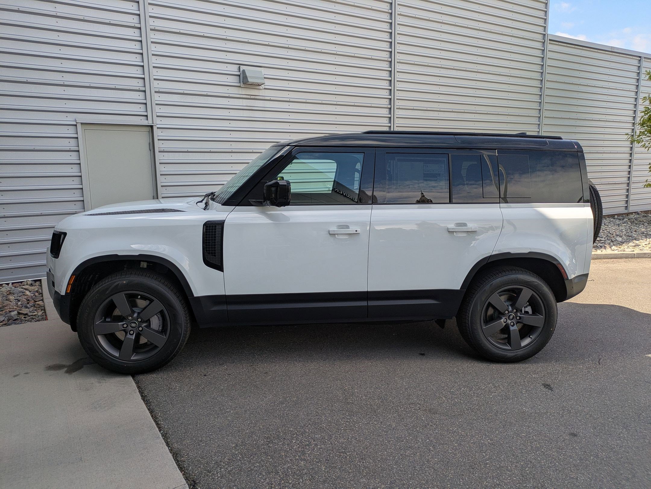 2025 Land Rover Defender 110 S photo 2