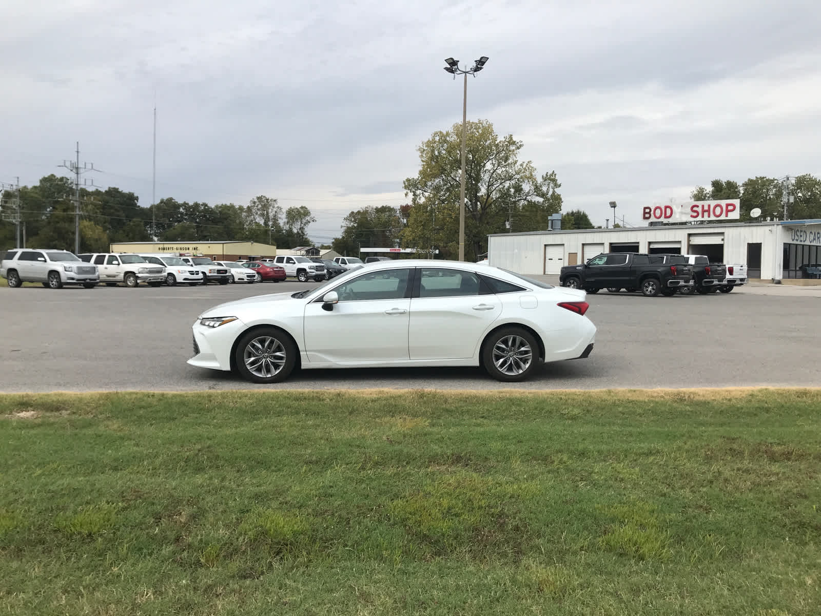 2022 Toyota Avalon XLE photo 2