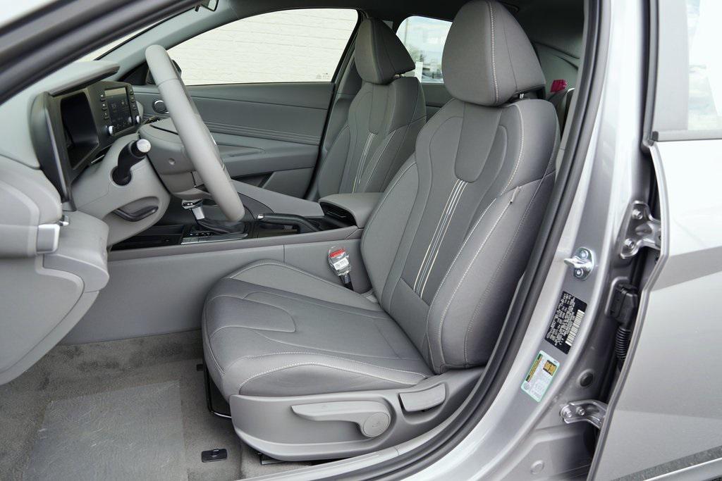 2025 Hyundai Elantra SEL Sport photo 9