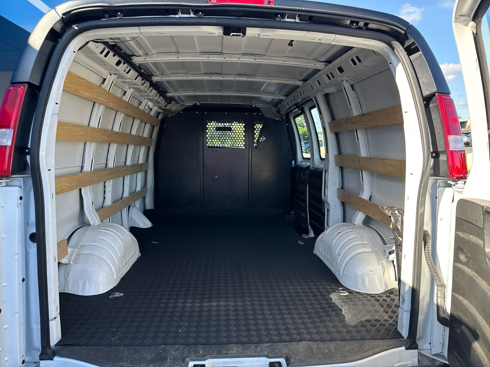 2024 Gmc Savana Cargo 2500 photo 15