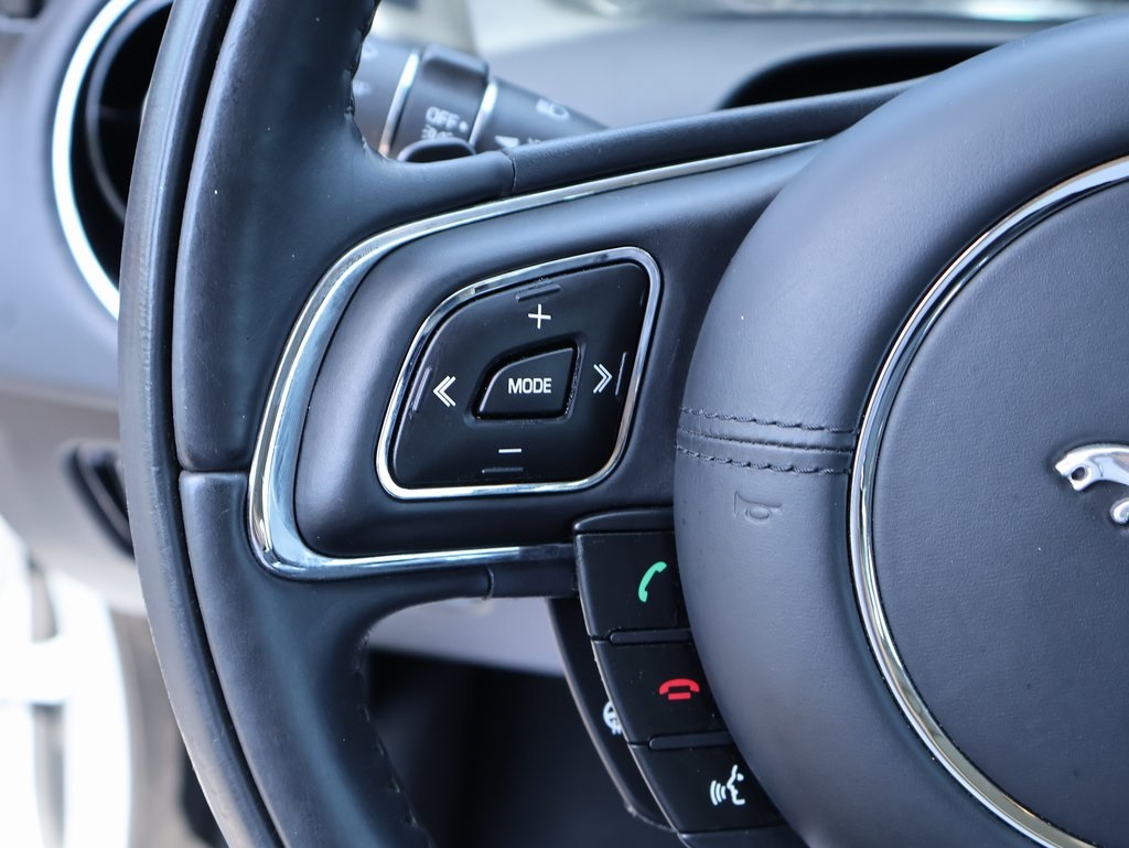 2014 Jaguar XJ Base photo 29