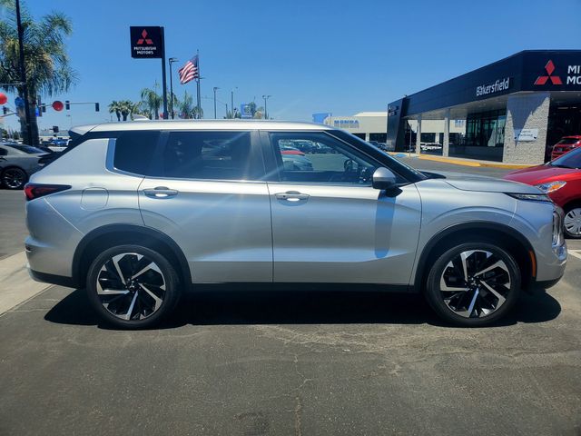 2024 Mitsubishi Outlander SE photo 3