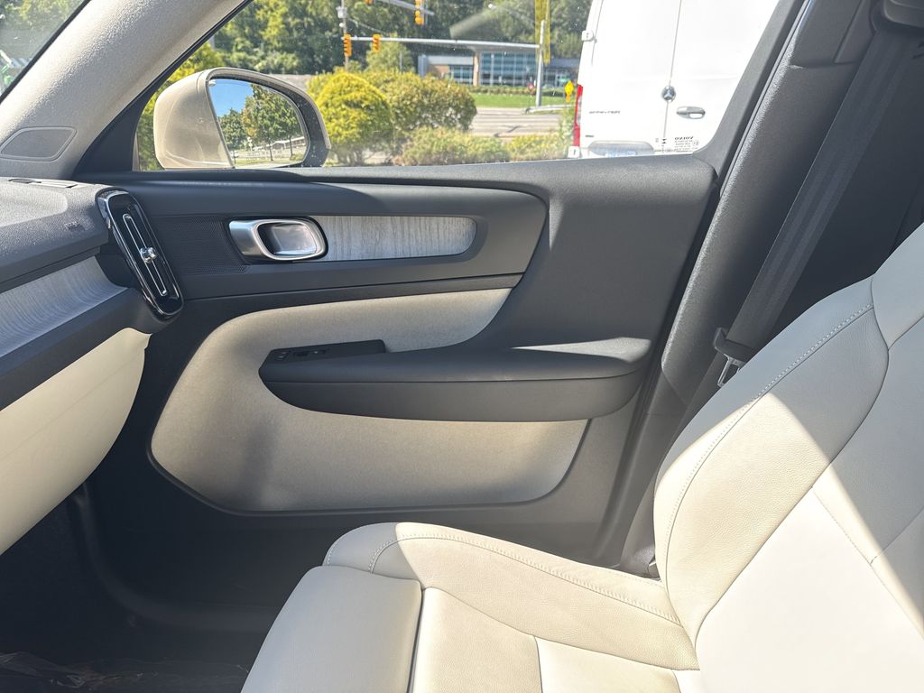 2025 Volvo XC40 Plus photo 26