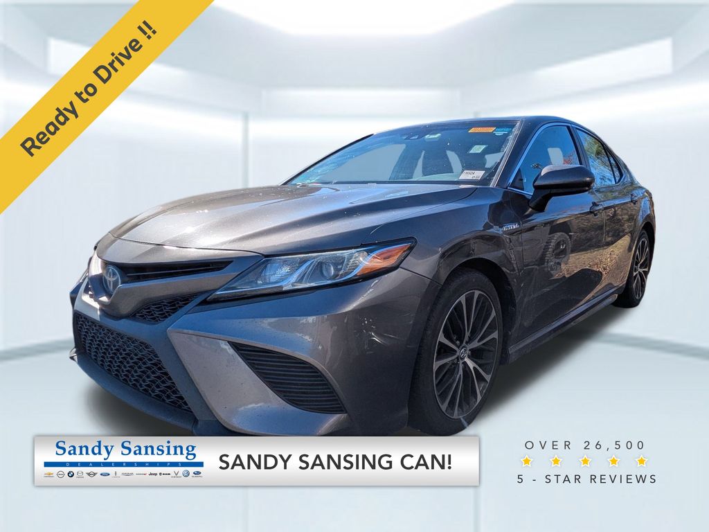 2018 Toyota Camry SE's photo
