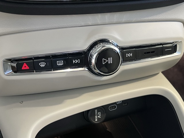2025 Volvo XC40 Plus photo 22