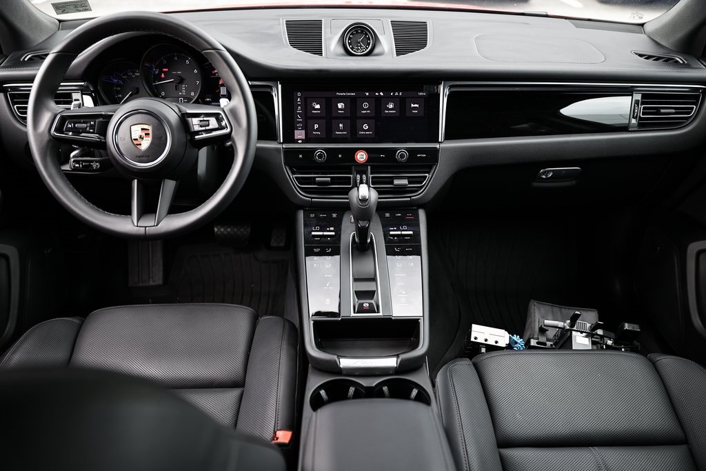 2025 Porsche Macan T photo 28
