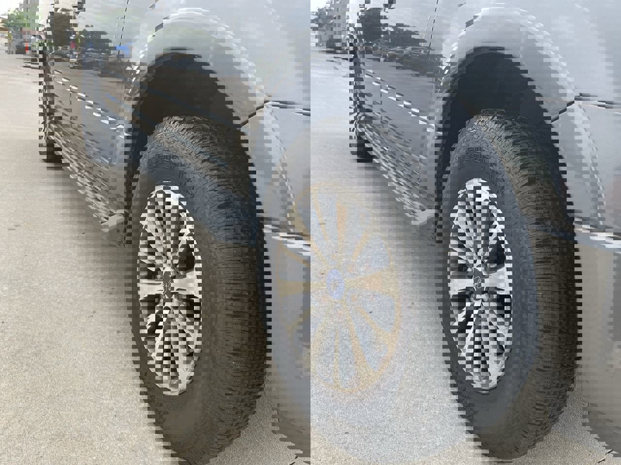 Used 2017 Ford Expedition XLT with VIN 1FMJK1JTXHEA34423 for sale in Kansas City