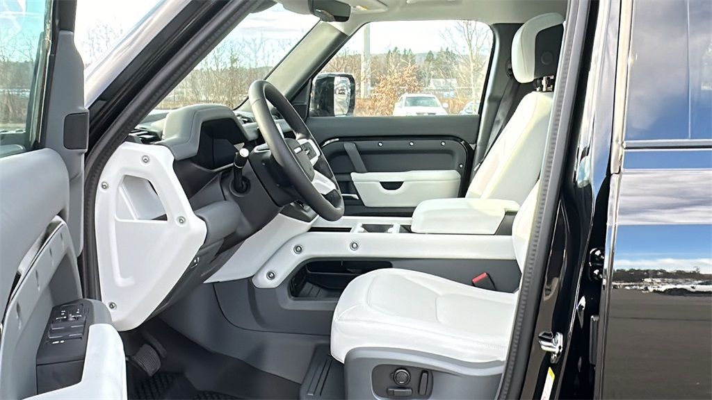 2025 Land Rover Defender 110 X-Dynamic SE photo 8