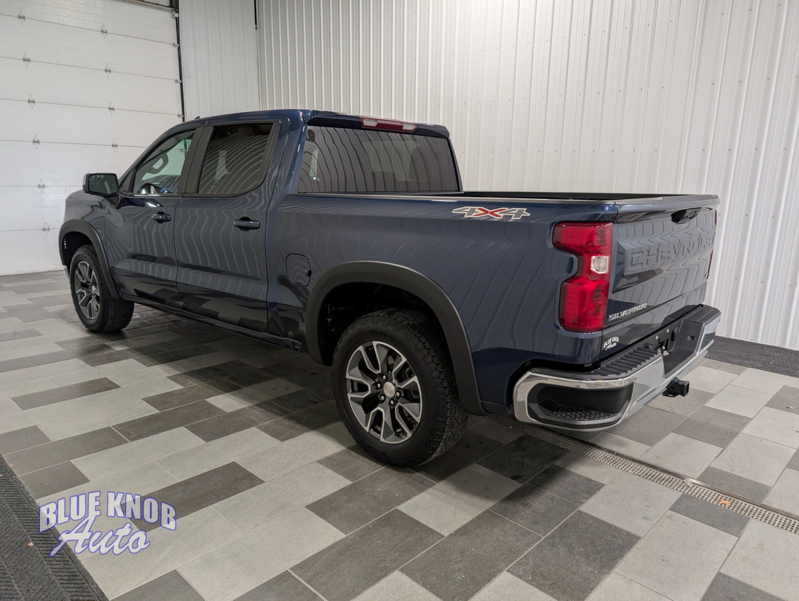 2023 Chevrolet Silverado 1500 LT photo 2
