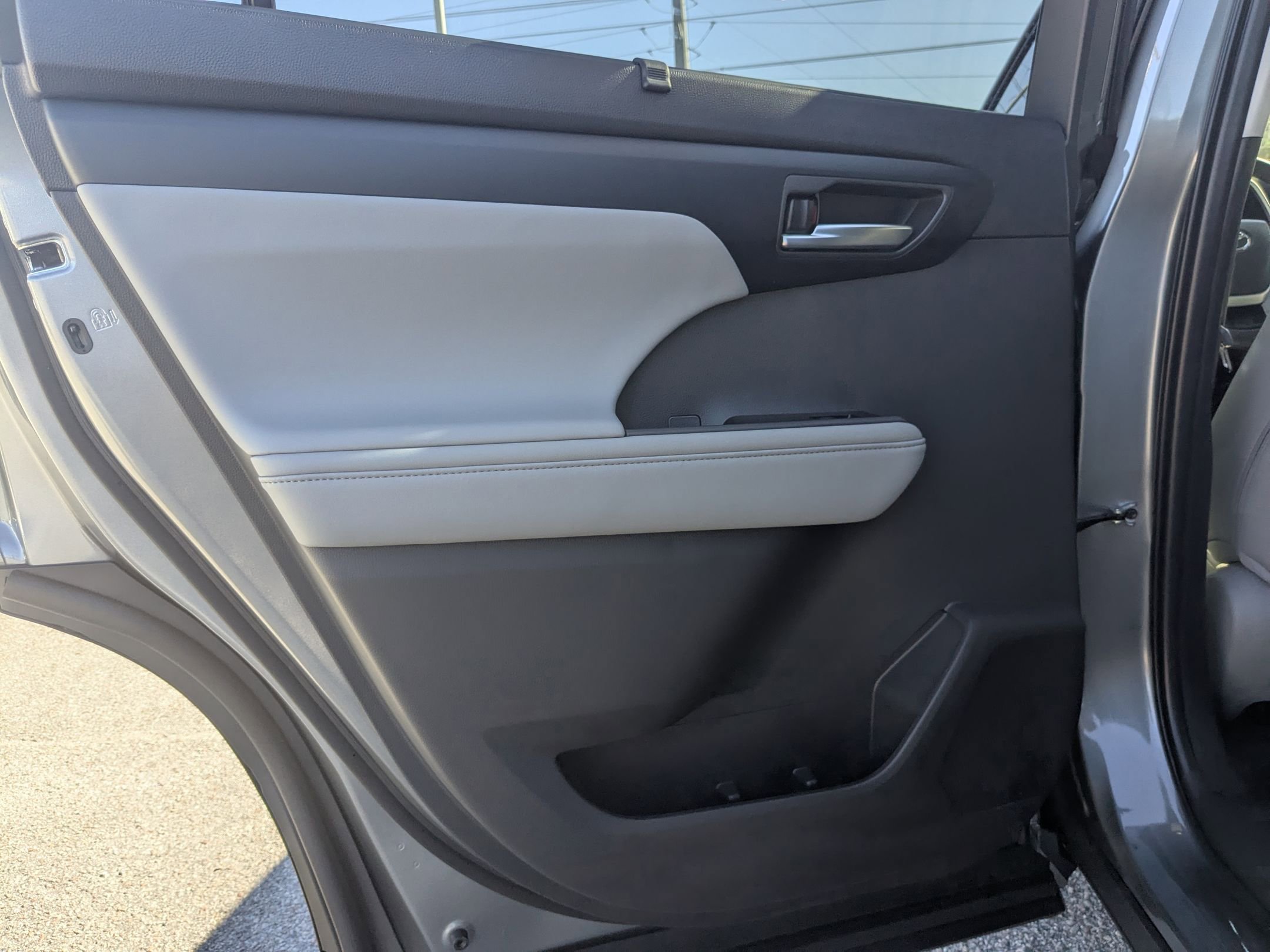 2025 Toyota Highlander XLE photo 23