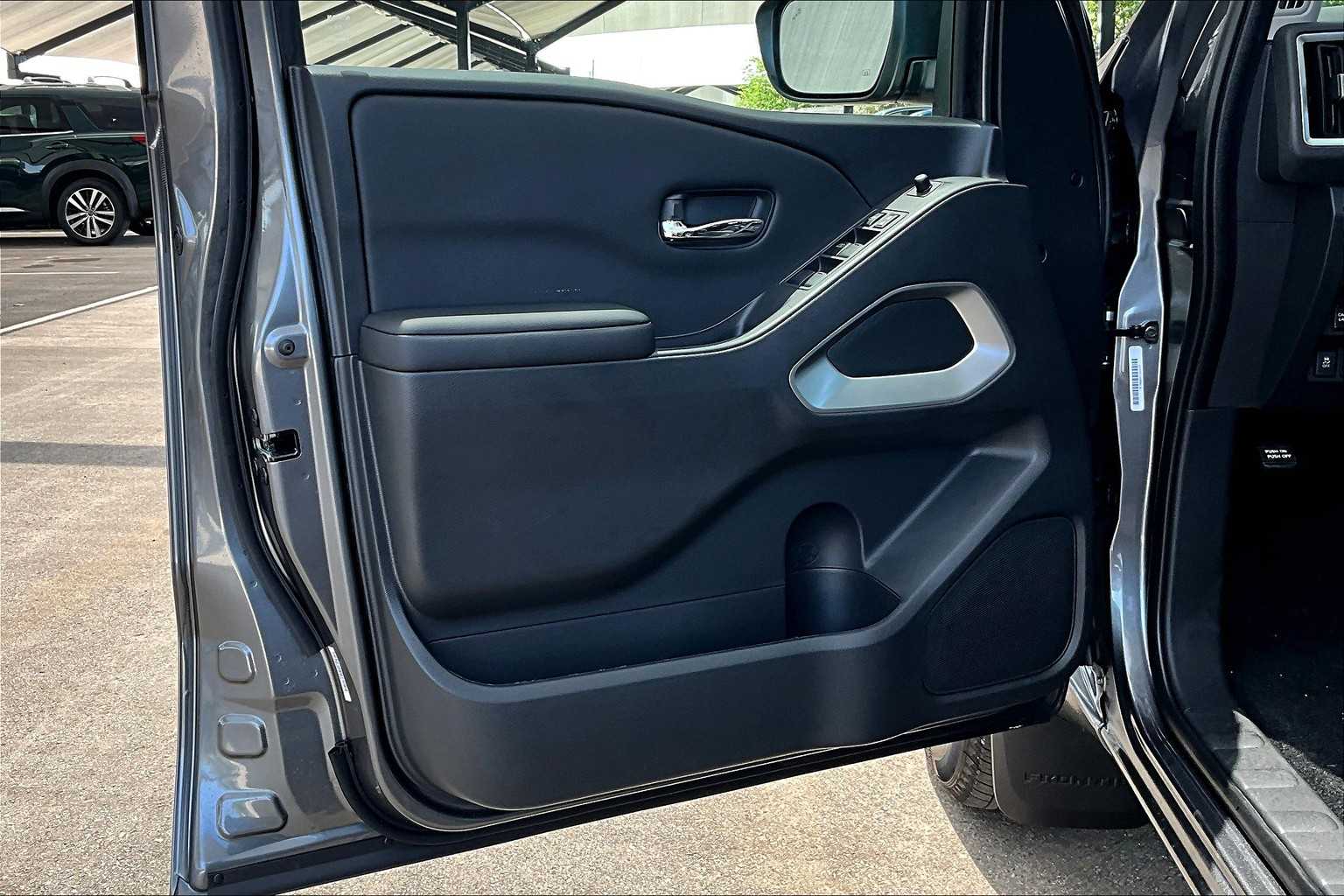 2025 Nissan Frontier SV photo 12