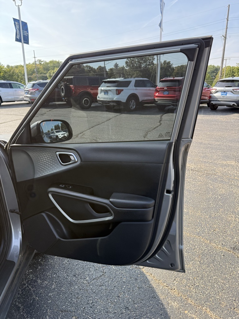 2022 Kia Soul LX photo 16