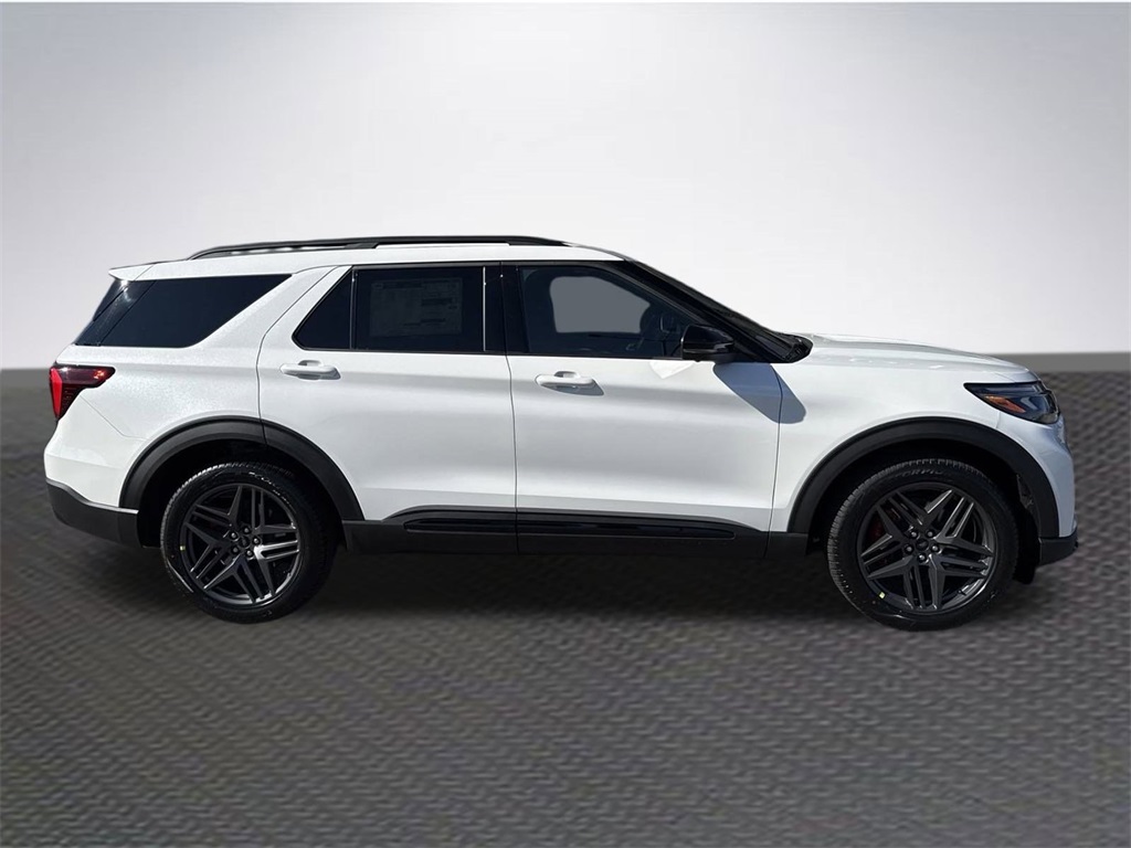 2025 Ford Explorer ST photo 4