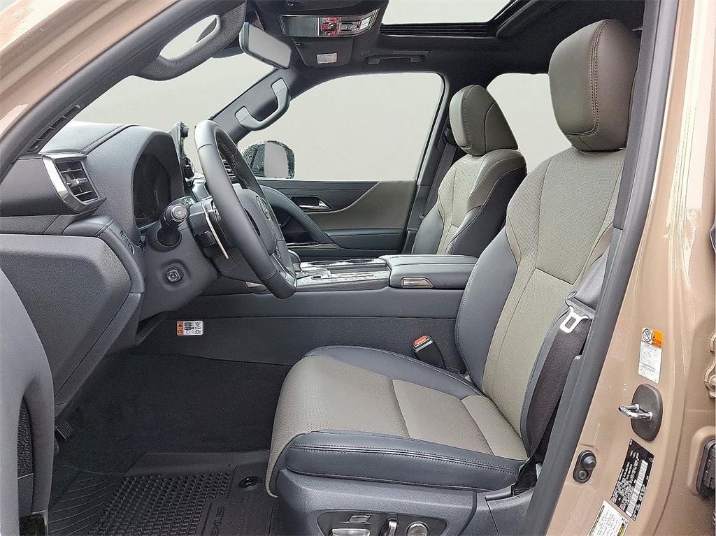 2025 Lexus LX photo 4