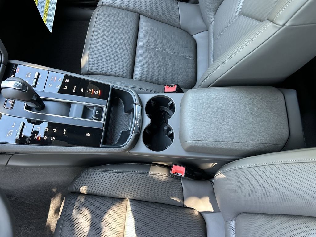 2025 Porsche Macan Base photo 24