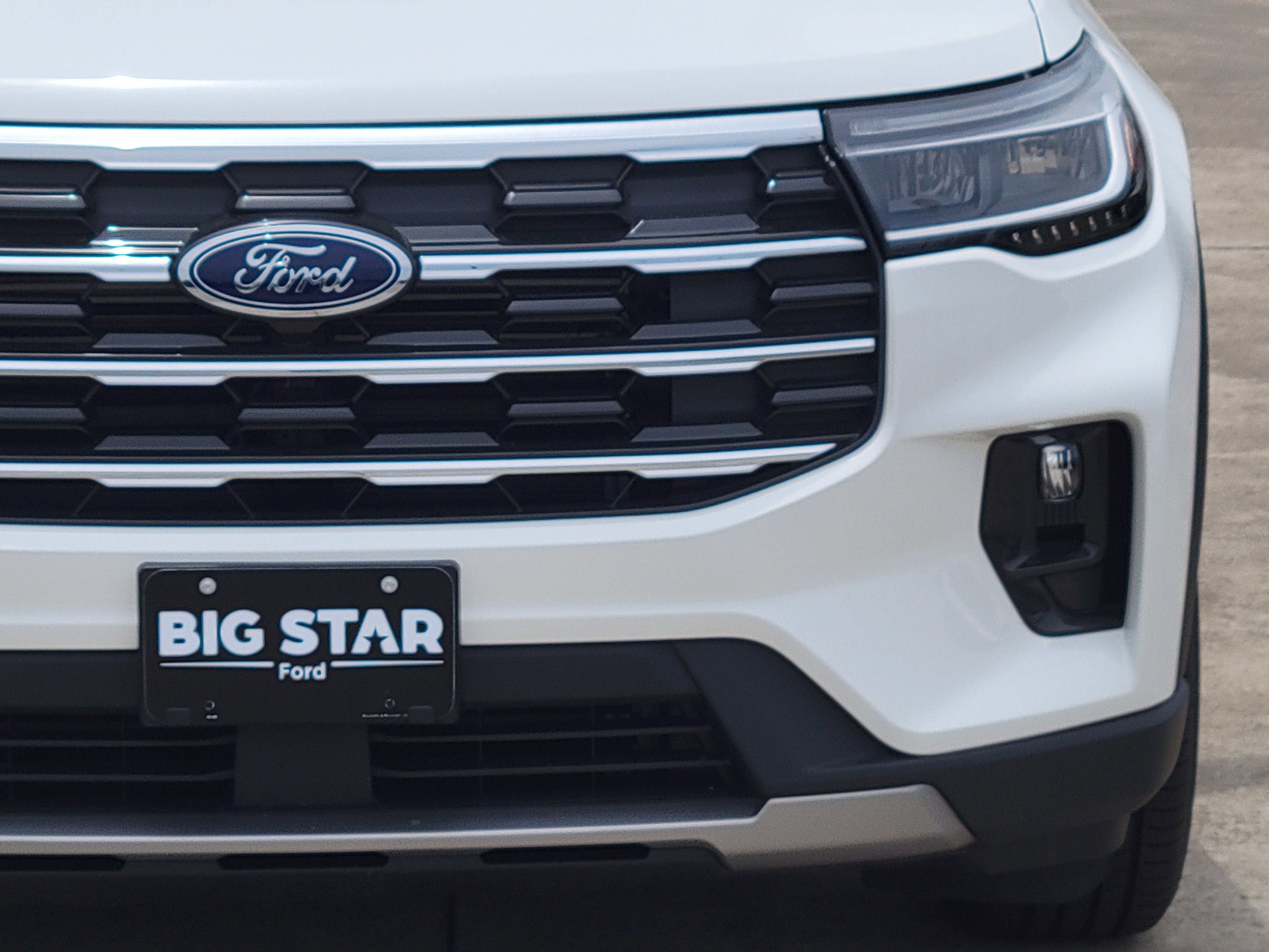 2025 Ford Explorer photo 2