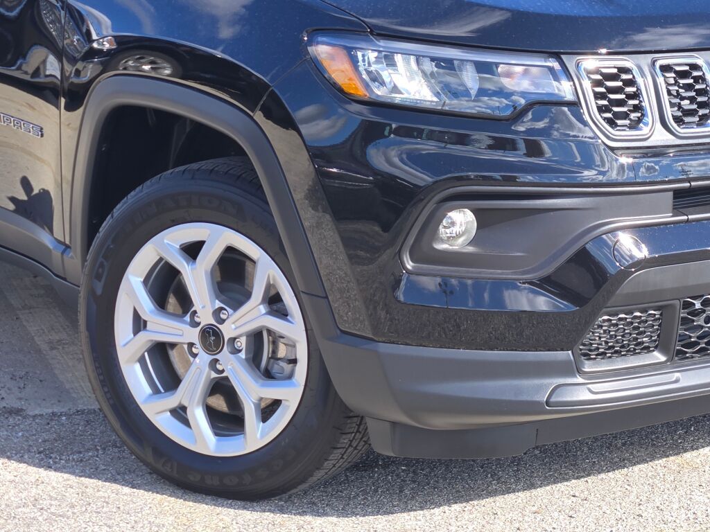 2025 Jeep Compass Latitude photo 3