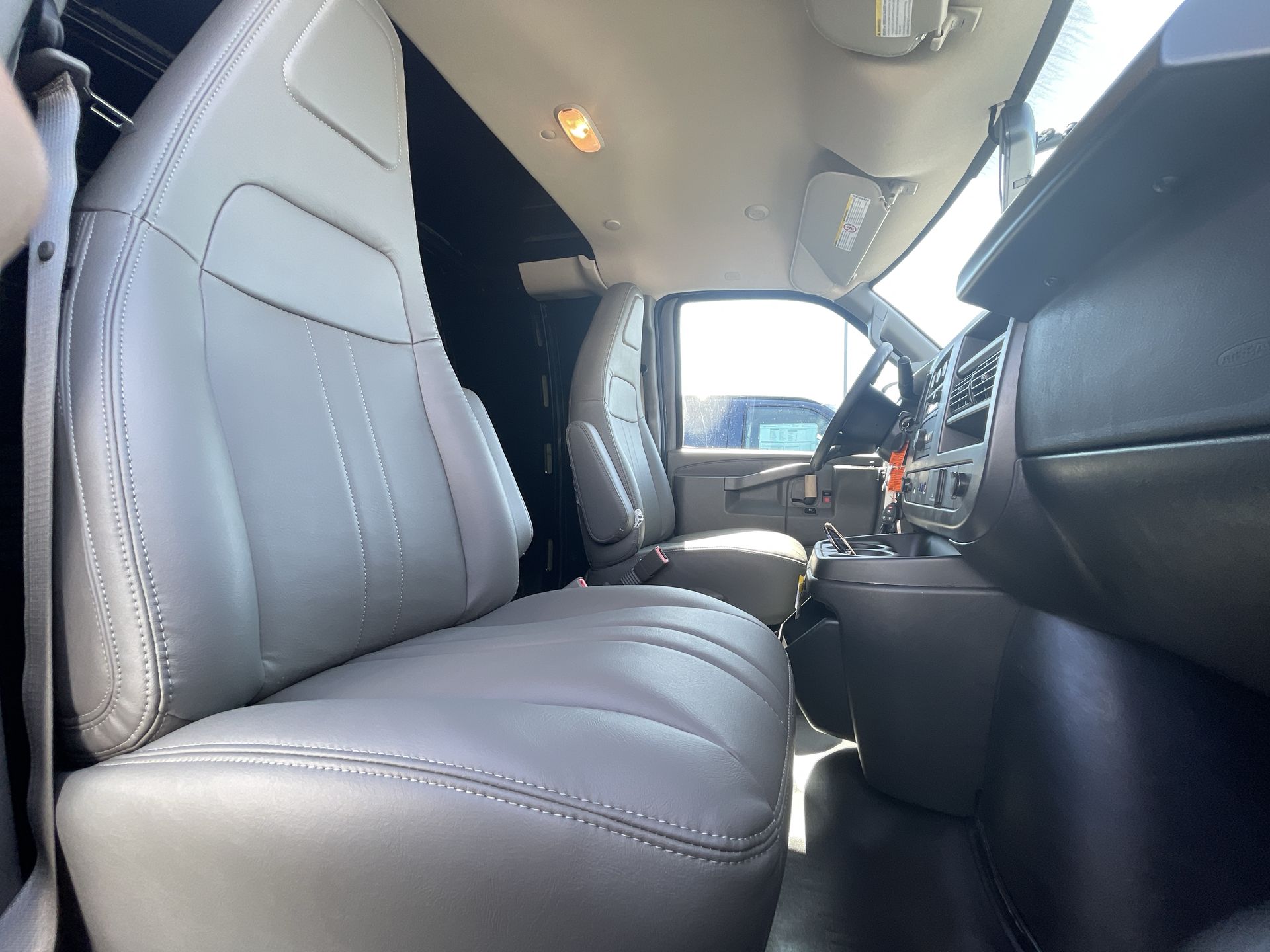 2025 Chevrolet Express Cargo 3500 photo 33