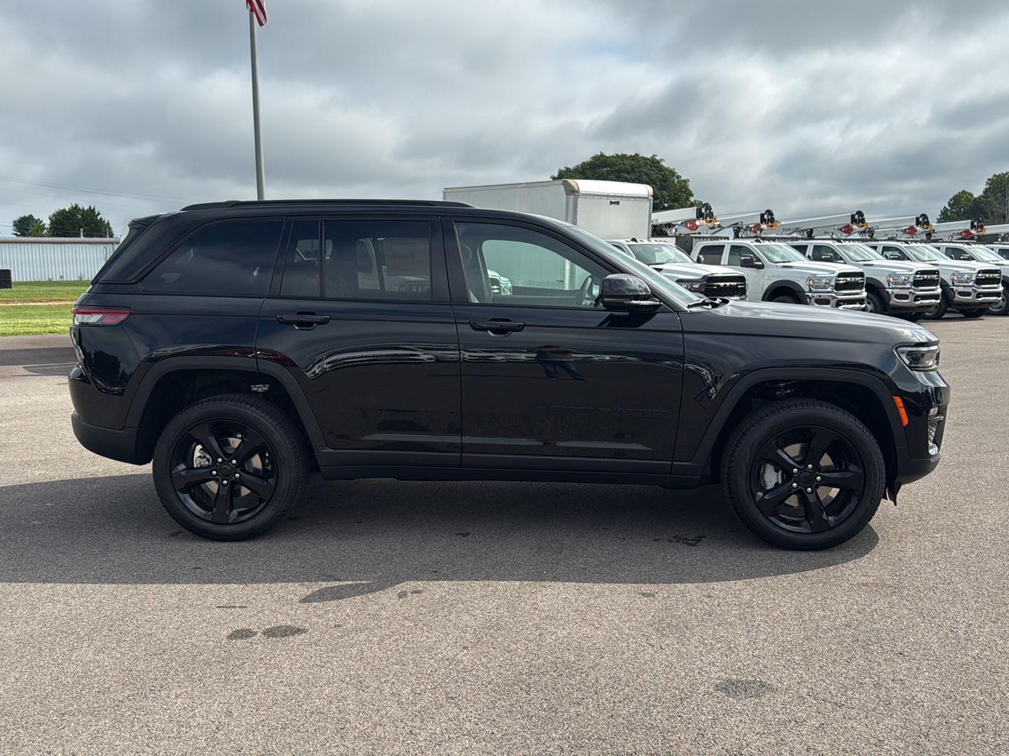 2025 Jeep Grand Cherokee Limited photo 4