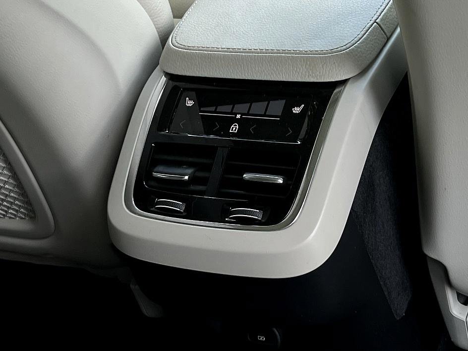 2022 Volvo XC90 Momentum AWD photo 21