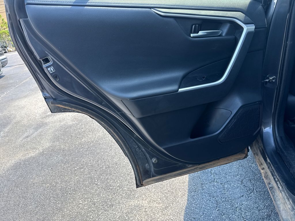 2019 Toyota RAV4 Hybrid XSE photo 19