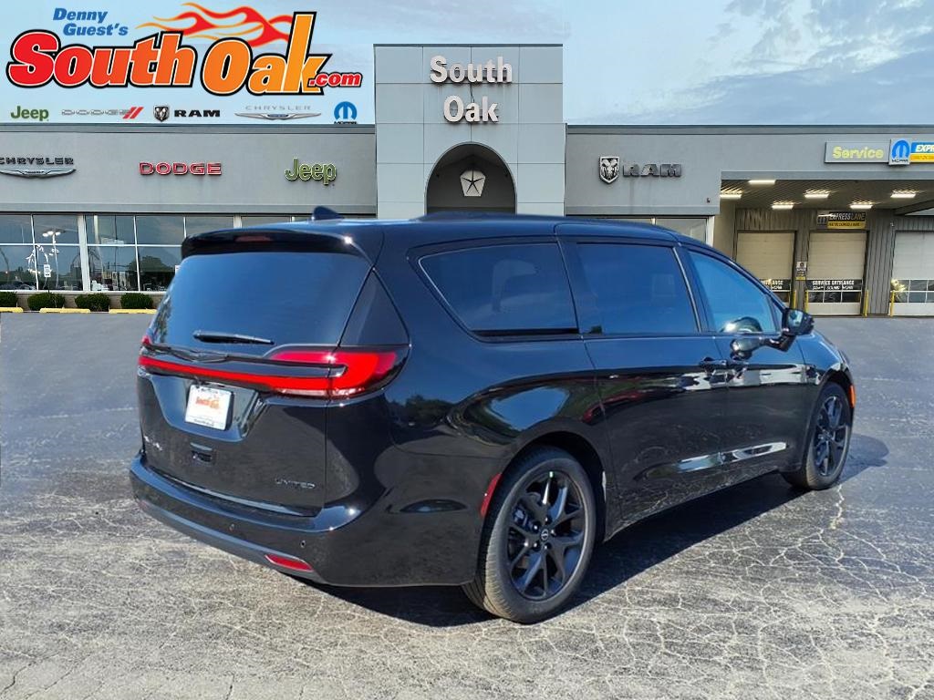 2026 Chrysler Pacifica Limited photo 3