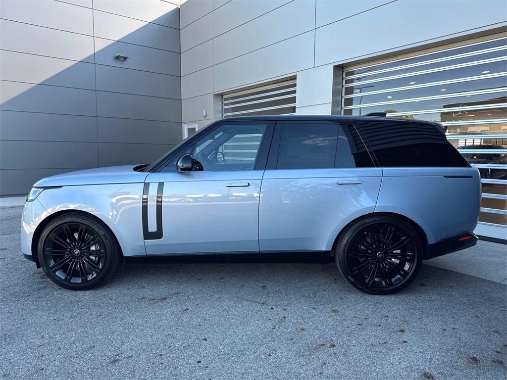 2025 Land Rover Range Rover SE photo 4