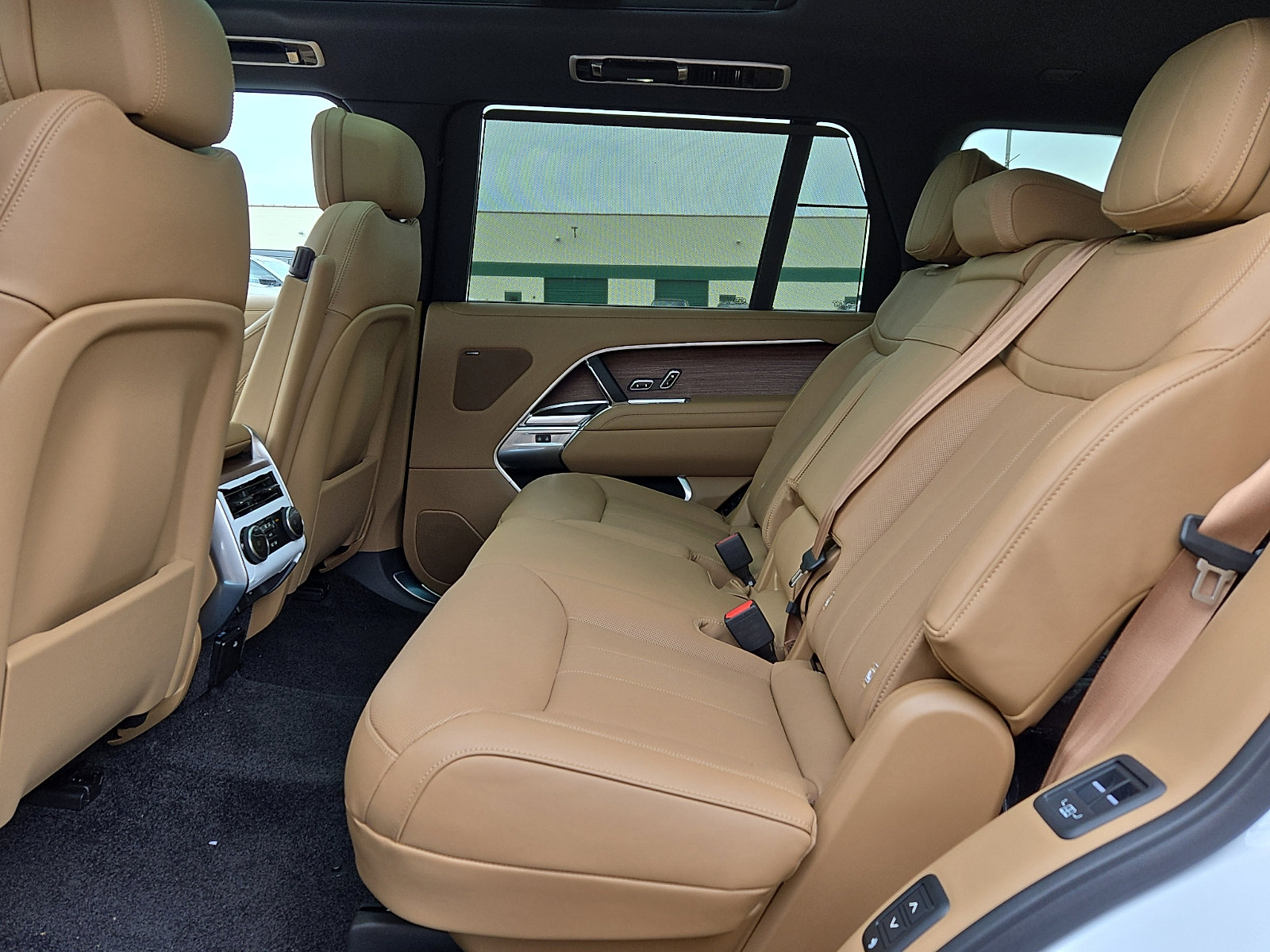 2025 Land Rover Range Rover SE photo 4