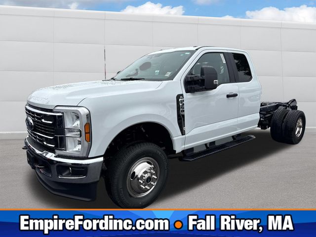 2025 Ford F-350 Super Duty Chassis Cab XL's photo