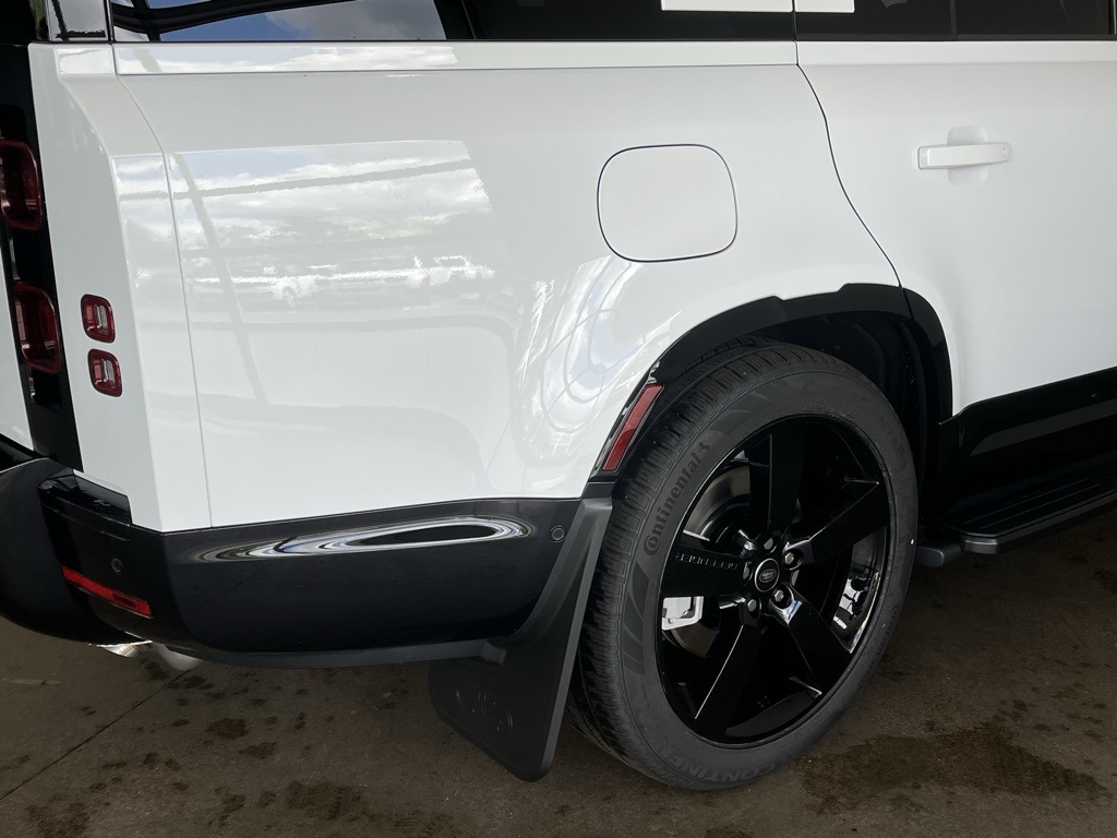 2025 Land Rover Defender 130 X-Dynamic SE photo 8