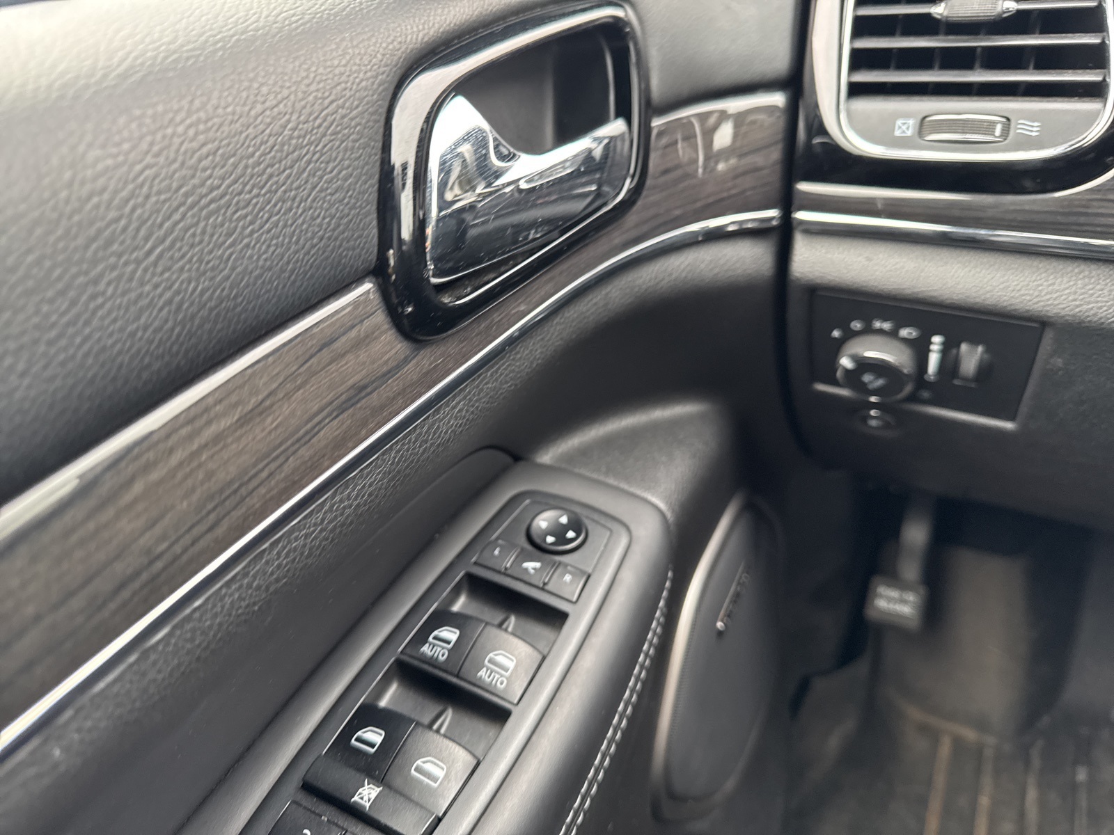2020 Jeep Grand Cherokee Overland photo 31