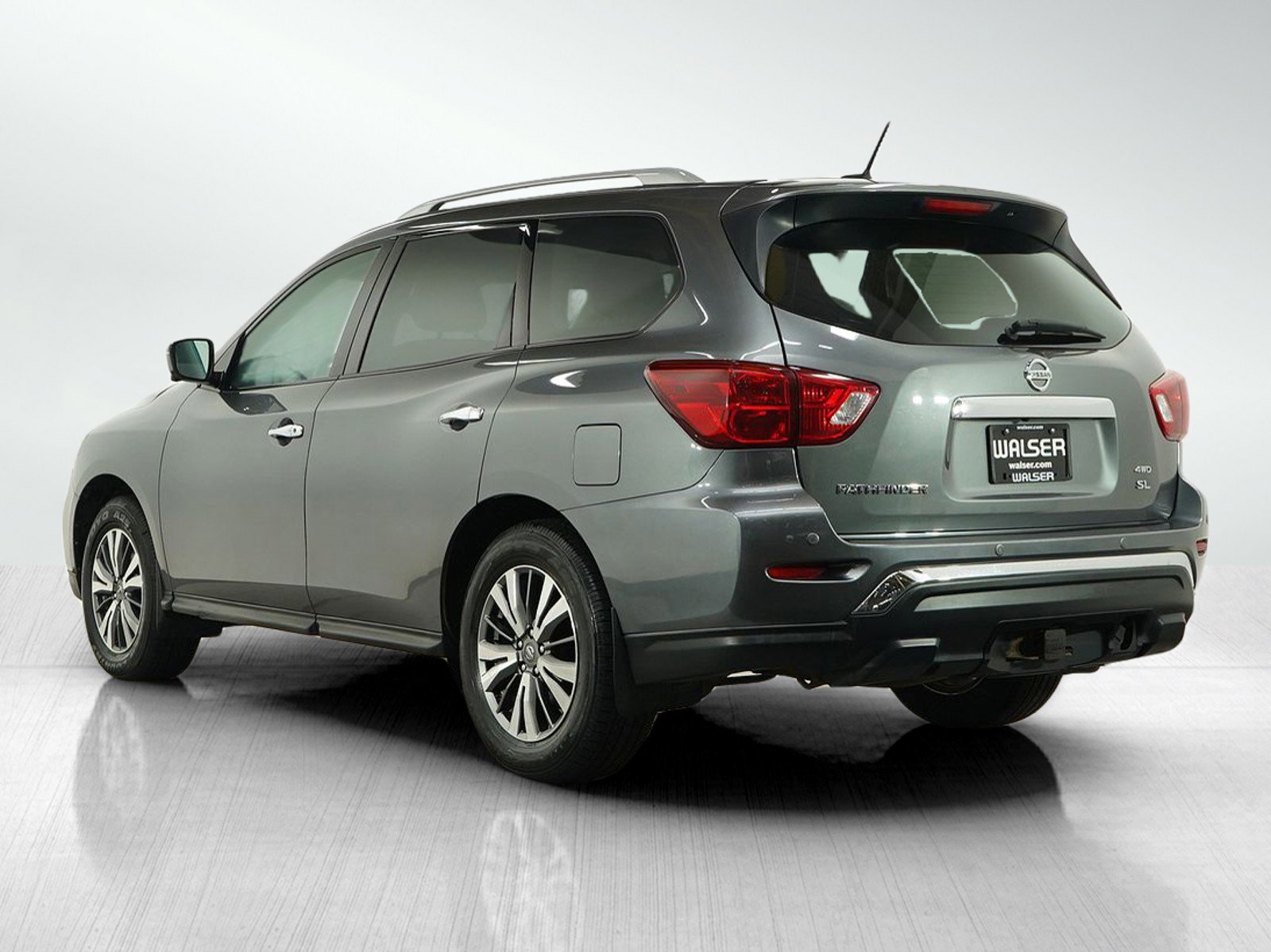 2018 Nissan Pathfinder SL photo 3