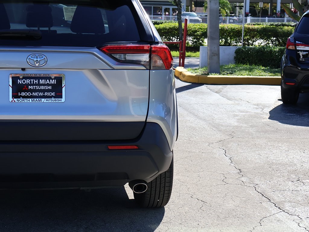 2022 Toyota RAV4 XLE photo 7