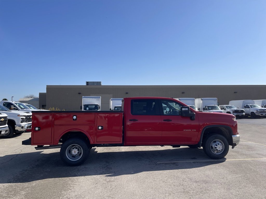 2025 Chevrolet Silverado 3500HD photo 2