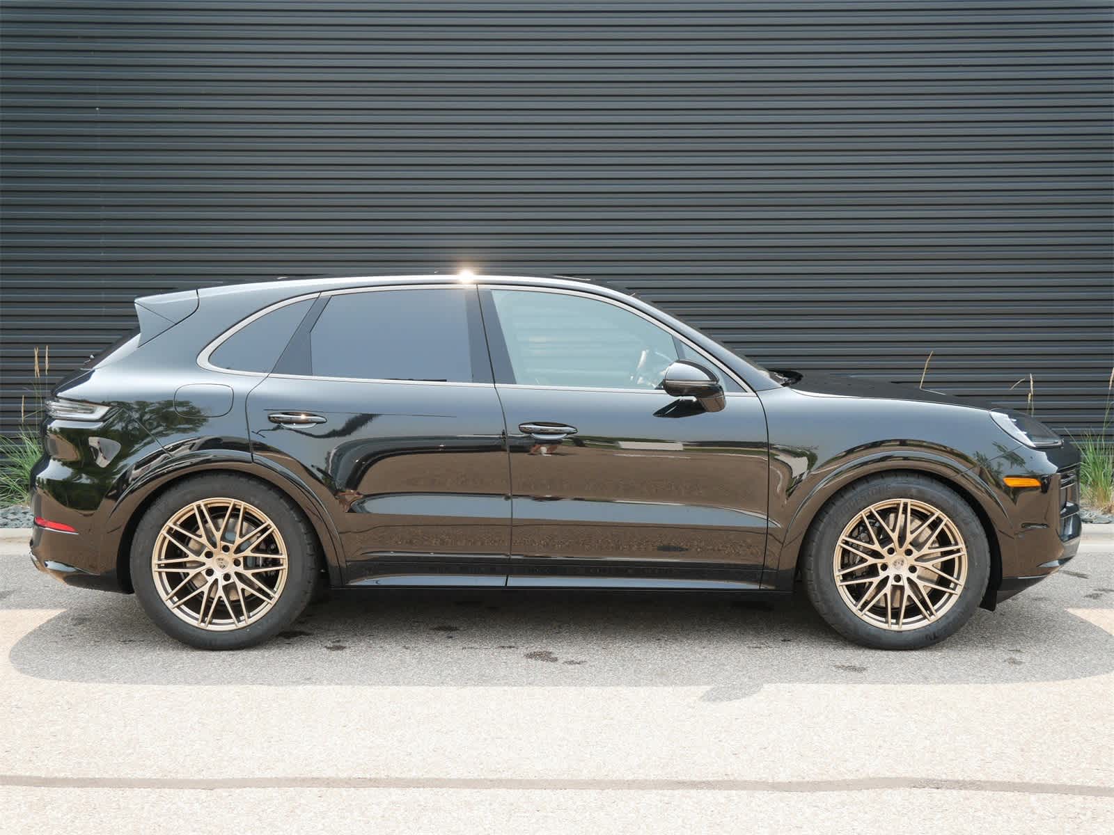 2025 Porsche Cayenne Turbo E-Hybrid photo 19